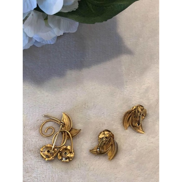 Vintage Goldtone and Pearl Floral Pin and Clip Earrings - Picture 4 of 4